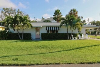 Building Photo - Steps to the Gulf! Spacious 3-Bed, 2 Bath ...