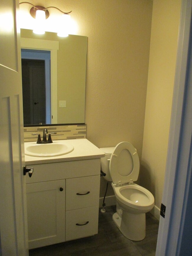 Building Photo - Beautiful 3 Bedroom, 2.5 Bath 2 Story Town...