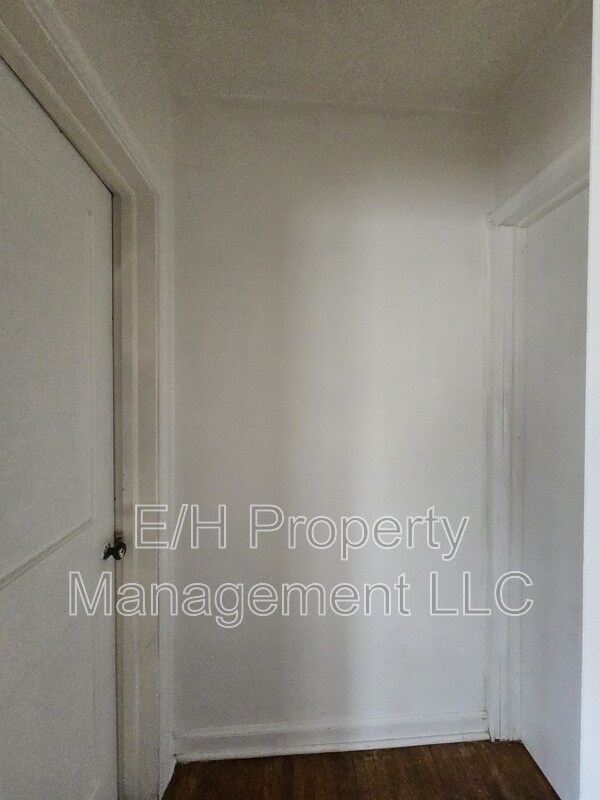 Building Photo - 528 S Glendale St