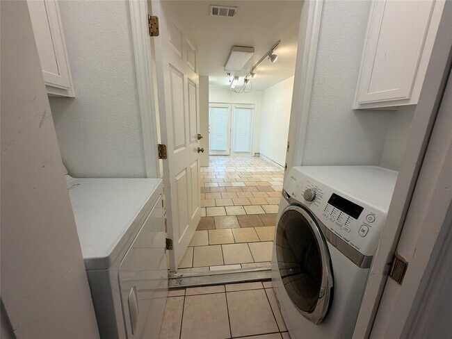 Building Photo - 103 N Mockingbird Cir