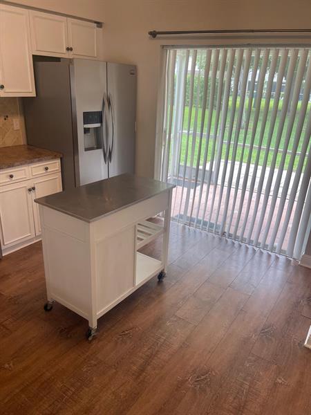 Building Photo - 8021 Sanibel Dr