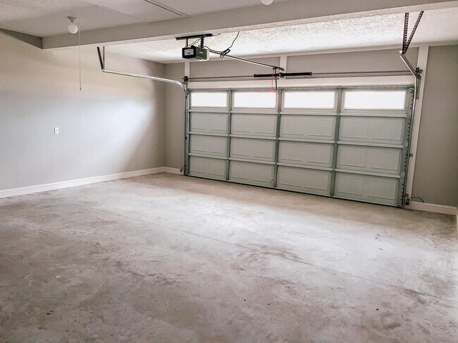 Building Photo - 303 Four Seasons Dr