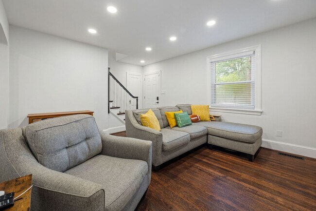 Building Photo - Beautiful 4 Bedroom Home off Of Cutshaw Ave! ***Available Early August 2026***