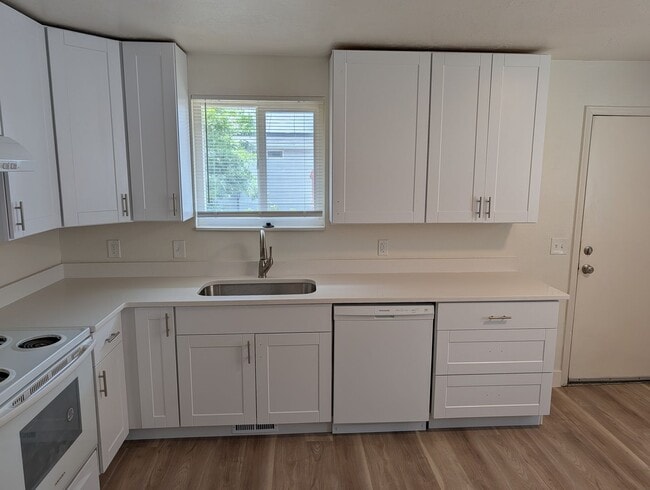 Building Photo - 4 Bedroom 1.5 Bath Twin-Home