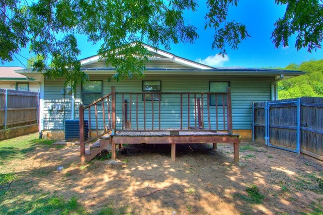 Building Photo - 3 Bedroom 1 Bath Home w/ 2 car garage in Shawnee