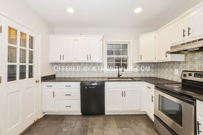 Building Photo - 820 Loeb St