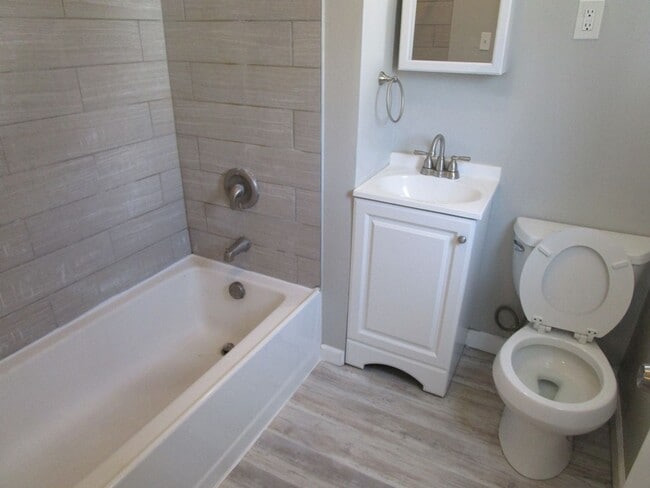 Building Photo - UPDATED 1 BEDROOM, 1 BATH HOME + OFFICE IN...
