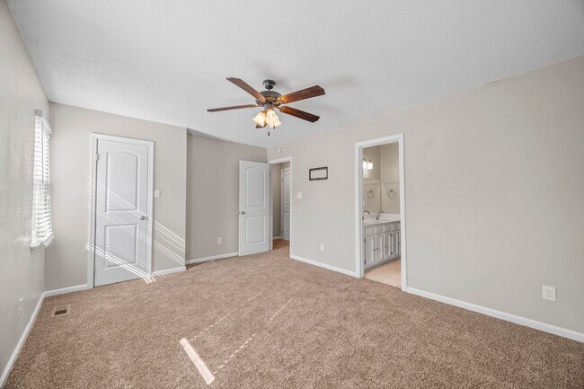 Building Photo - 2 Bed | 1.5 Bath | Private Backyard | Prim...