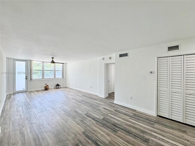 Building Photo - 245 18th St