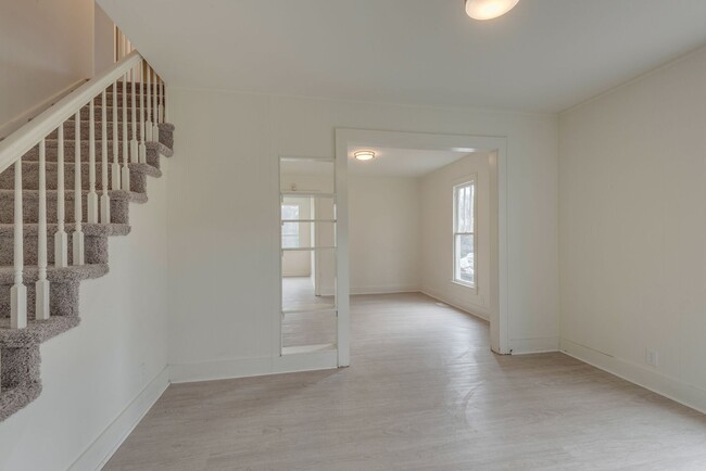 Building Photo - 3 Bed, 2 Bath Home in Prime Sylvan Park Lo...