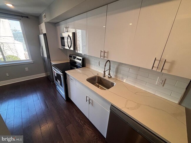 Building Photo - 3255 Ridge Ave