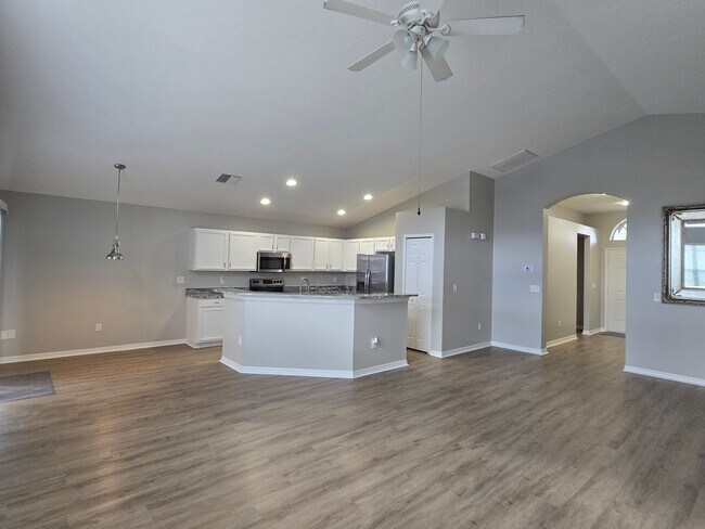 Building Photo - New Listing in Land O'Lakes