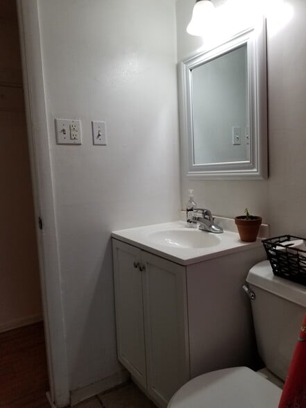 Bathroom - 4024 Osage St