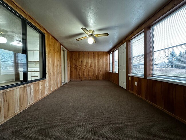 Building Photo - E432 Bay Ln