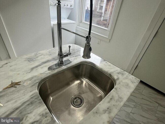 Building Photo - 5928 Chancellor St