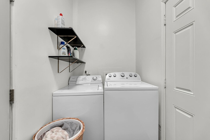 Building Photo - 1417 Rainbow Rd