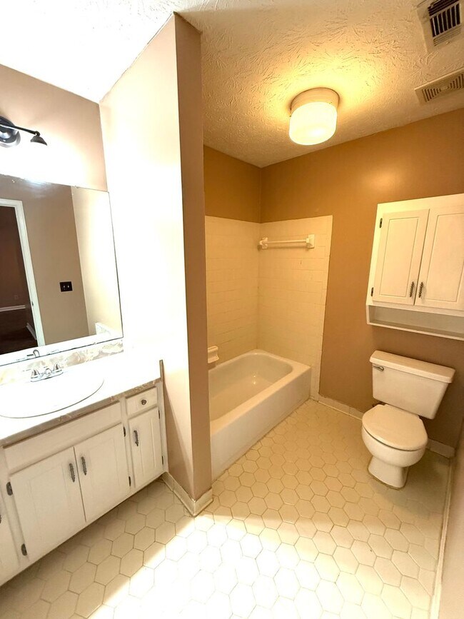 Building Photo - ** 2 bed 2 bath located off Vaughn road ** Call 334-366-9198 to schedule a self showing