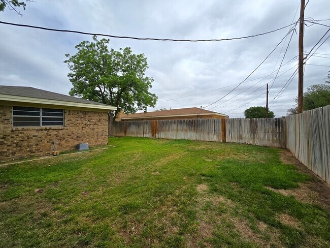 Building Photo - 2809 Moss Ave