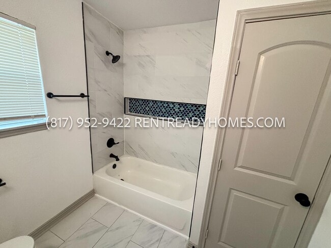 Building Photo - 1446 E Ann Arbor Ave