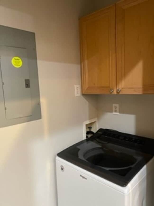 Building Photo - 3 Bedroom Condo in Desireable Dilworth!