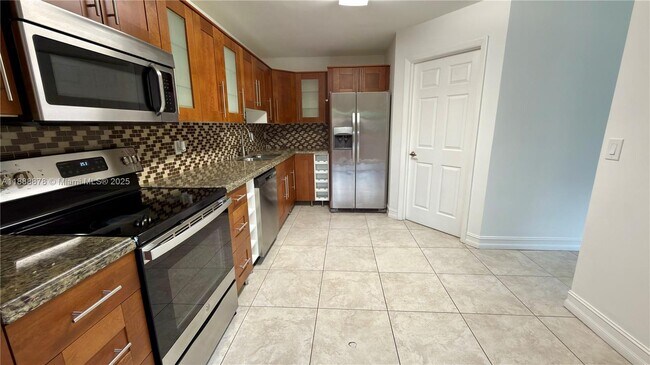 Building Photo - 501 Racquet Club Rd