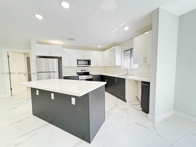 Building Photo - 2518 NW 9th Pl