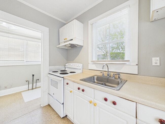 Building Photo - COMING SOON! 1 Bed, 1 Bath Cottage Near UL!