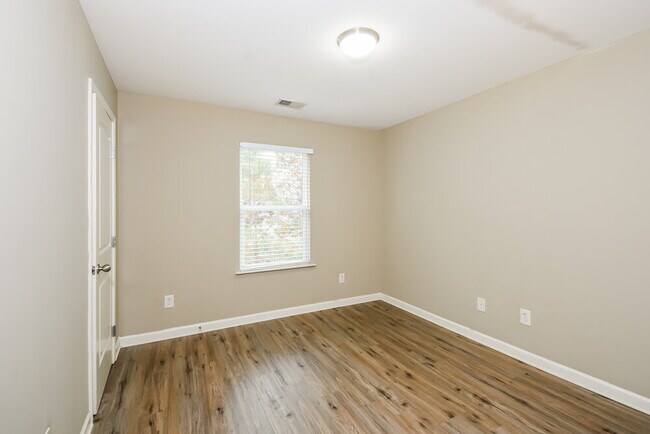 Building Photo - 48 Crescent Chase