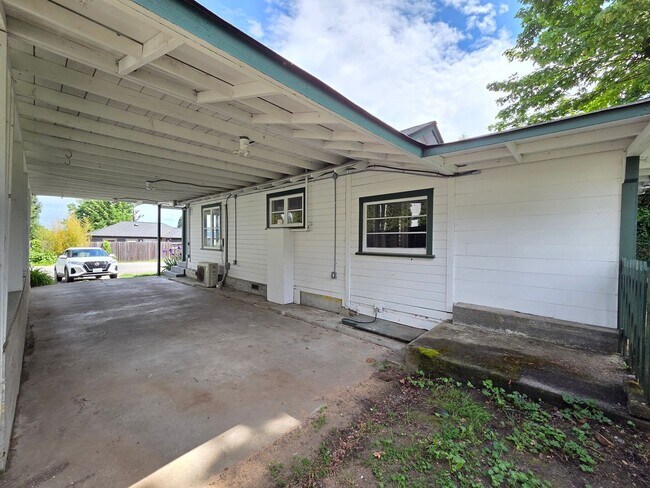 Building Photo - Sweet Home on Spring Street! 2 Bed, 1 Bath w/ Fenced Yard & Carport!