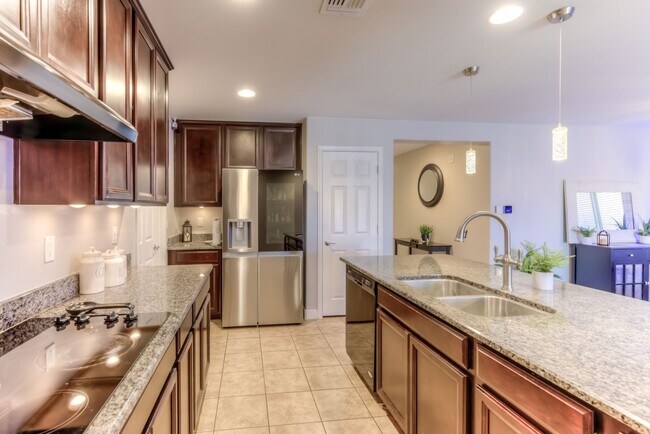 Building Photo - Welcome to this charming 3 bedroom, 2 bath...
