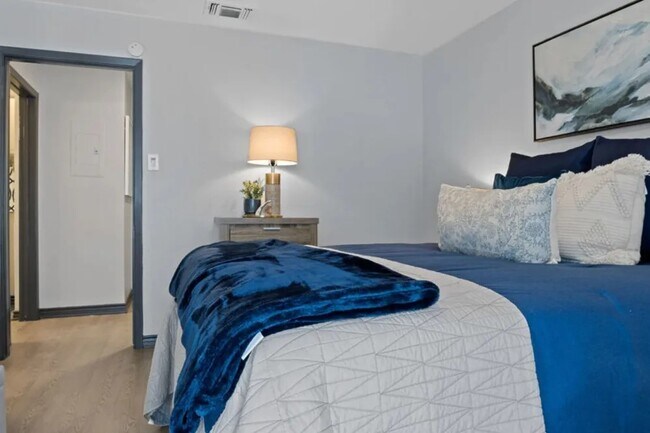 Building Photo - 10951 Laureate Dr