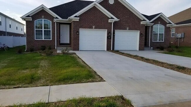Building Photo - 733 Village Creek Dr