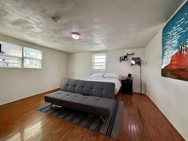 Building Photo - 1708 Grayland St