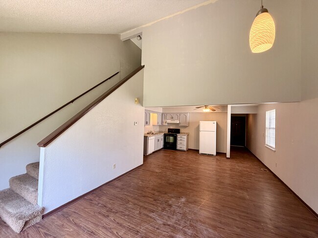 Building Photo - 215 NE Timbercreek Dr
