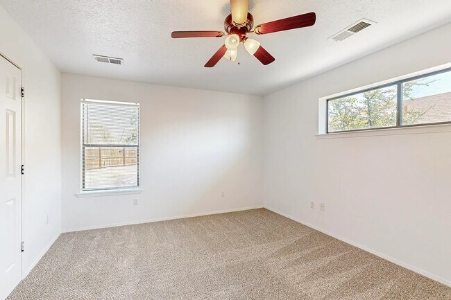 Building Photo - 699 Lakeview Cir SE