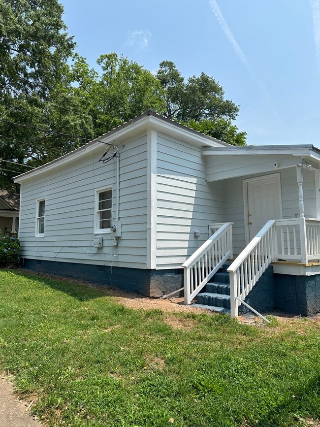 Building Photo - 2 Bedroom, 1 bathroom Home on Atlanta Ave ...