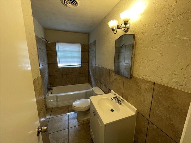 Building Photo - 1309 N Binkley St