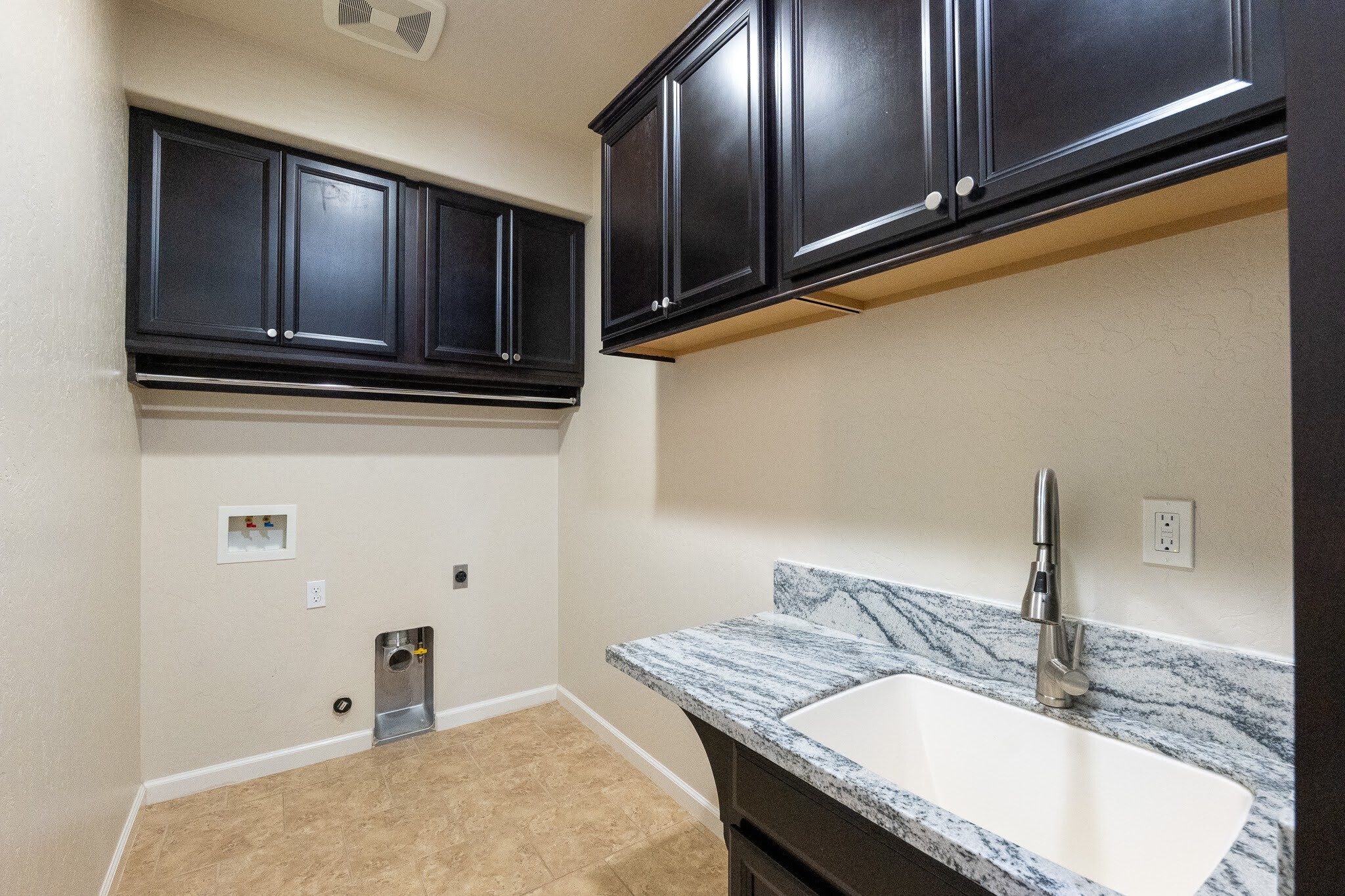 Building Photo - 3083 N Stanley Ave