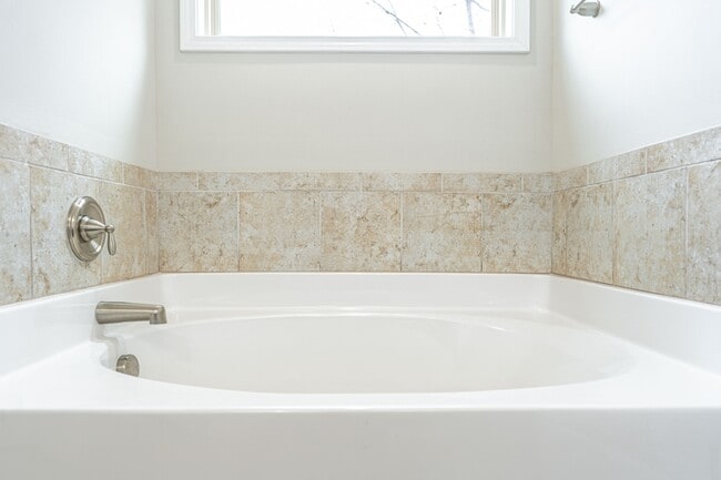 Building Photo - 135 Almond Dr