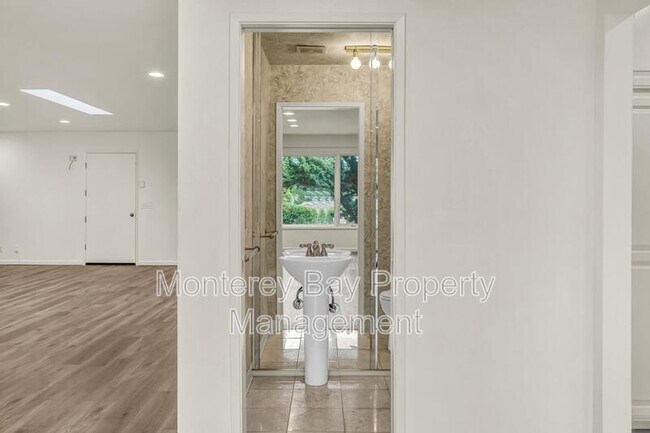 Building Photo - 4083 Sunset Ln