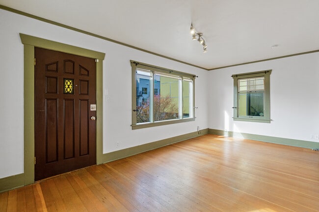 Building Photo - 950 Hiawatha Pl S