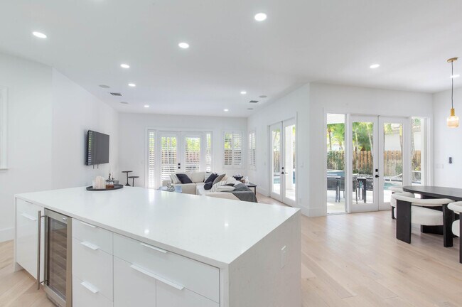 Building Photo - 2443 Players Ct