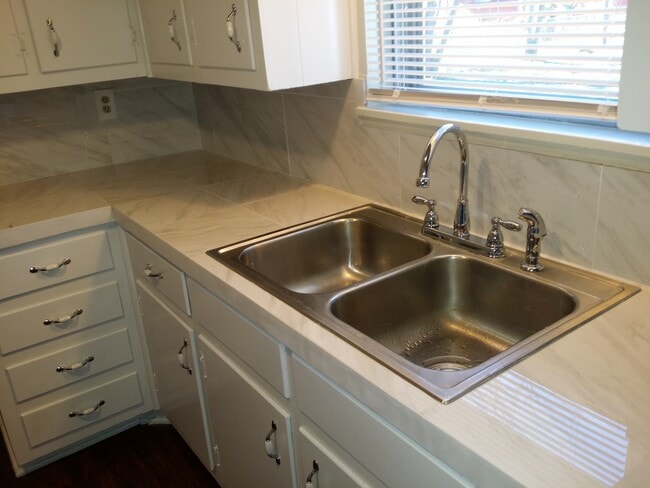 Building Photo - 1119 Alta Vista Dr