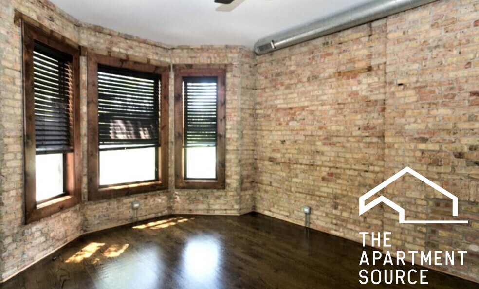 Building Photo - 1758 W Montrose Ave