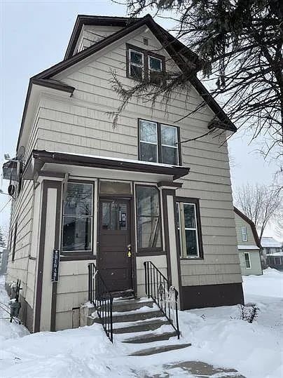 Building Photo - "Charming 2-Bed Apartment in Virginia, MN: Cozy Living at 707 S 5th Ave!"