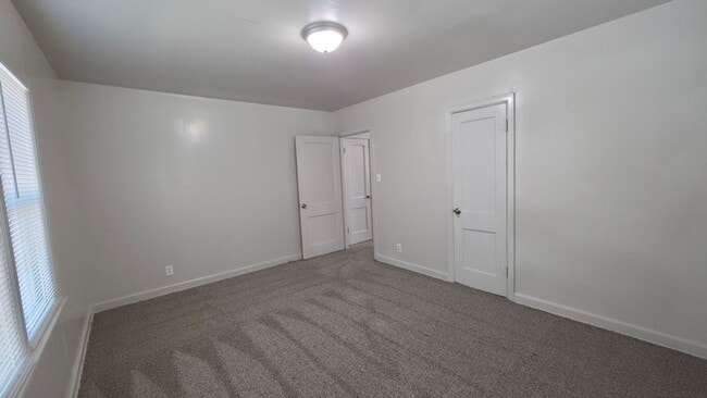 Building Photo - Spacious, Fresh, and Ready for Your Style: 3 Bed 2 Bath