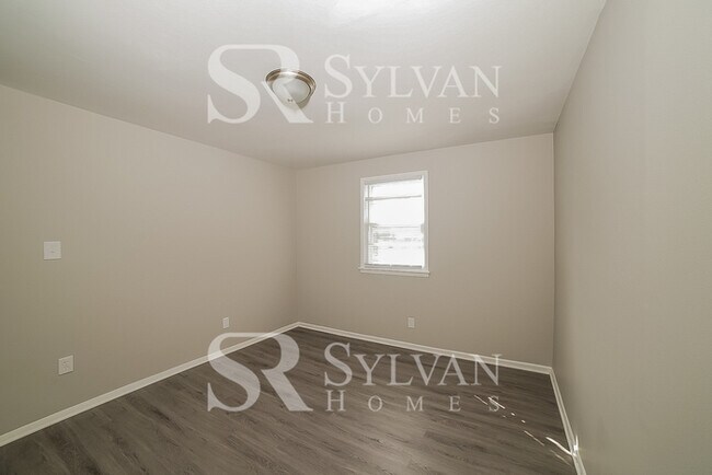 Building Photo - Where Charm Meets Comfort