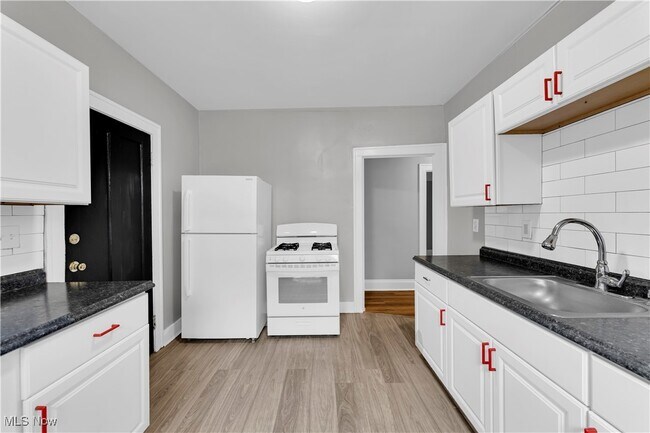 Building Photo - 1616 Eddington Rd