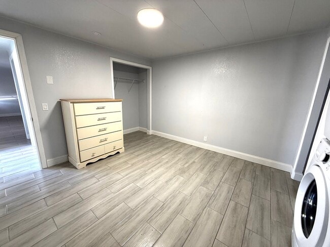 Building Photo - Charming Renovated 2-Bed / 1-Bath Mobile Home for Rent in Bradenton – Available Now!