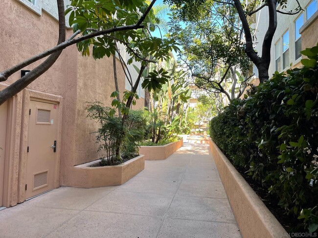 Building Photo - 640 Camino De La Reina